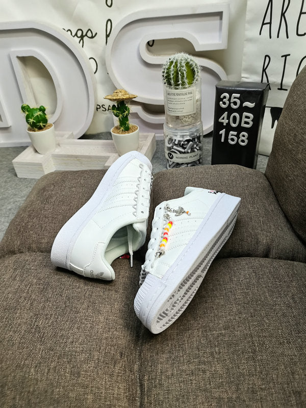 Les baskets Adidas Superstar Femme, emblématiques et intemporelles, ont été un symbole de style et de culture depuis leur lancement en 1969.