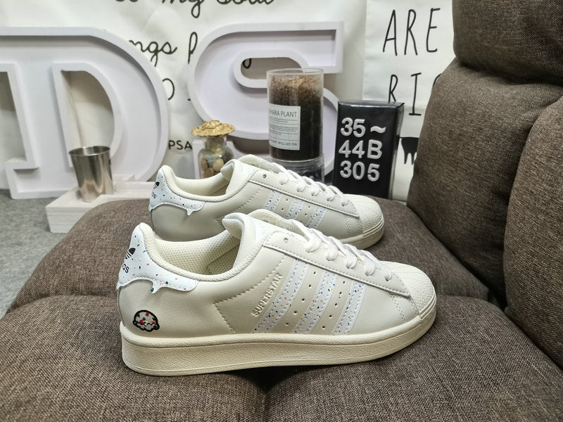 Les baskets Adidas Superstar Femme, emblématiques et intemporelles, ont été un symbole de style et de culture depuis leur lancement en 1969.