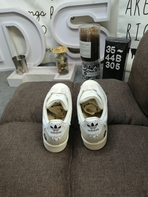 Les baskets Adidas Superstar Femme, emblématiques et intemporelles, ont été un symbole de style et de culture depuis leur lancement en 1969.