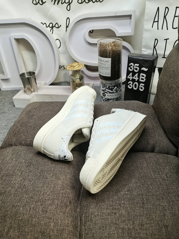 Les baskets Adidas Superstar Femme, emblématiques et intemporelles, ont été un symbole de style et de culture depuis leur lancement en 1969.