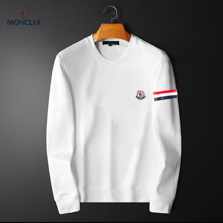 Le sweat Moncler combine élégance et confort. Son design raffiné et ses matériaux haut de gamme en font un choix incontournable pour les amateurs de mode.