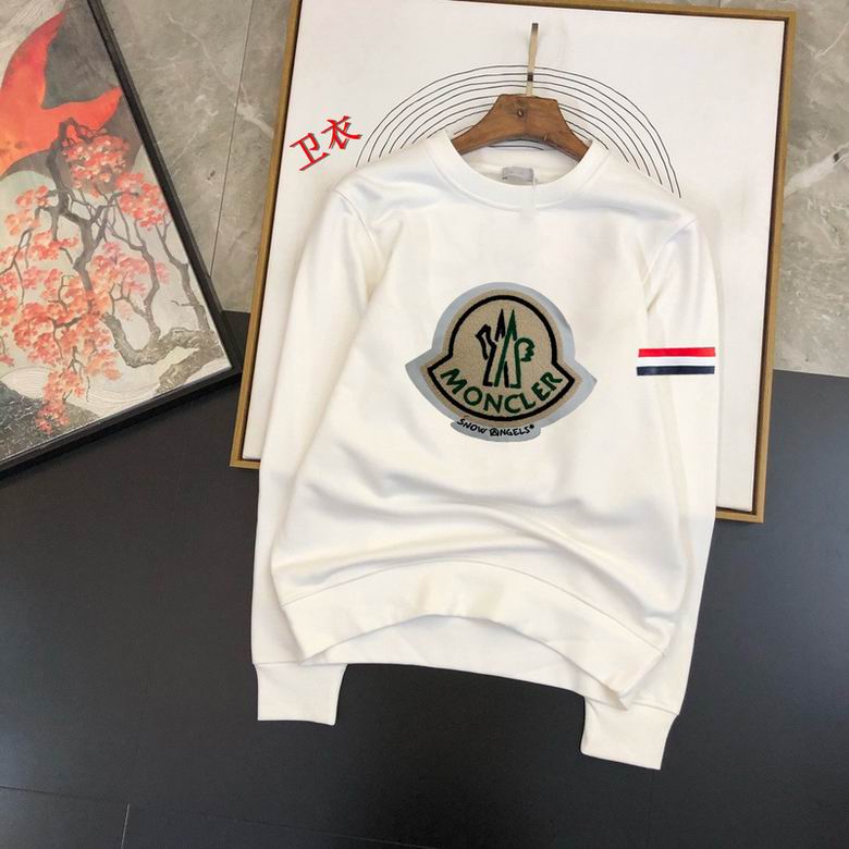 Le sweat Moncler combine élégance et confort. Son design raffiné et ses matériaux haut de gamme en font un choix incontournable pour les amateurs de mode.