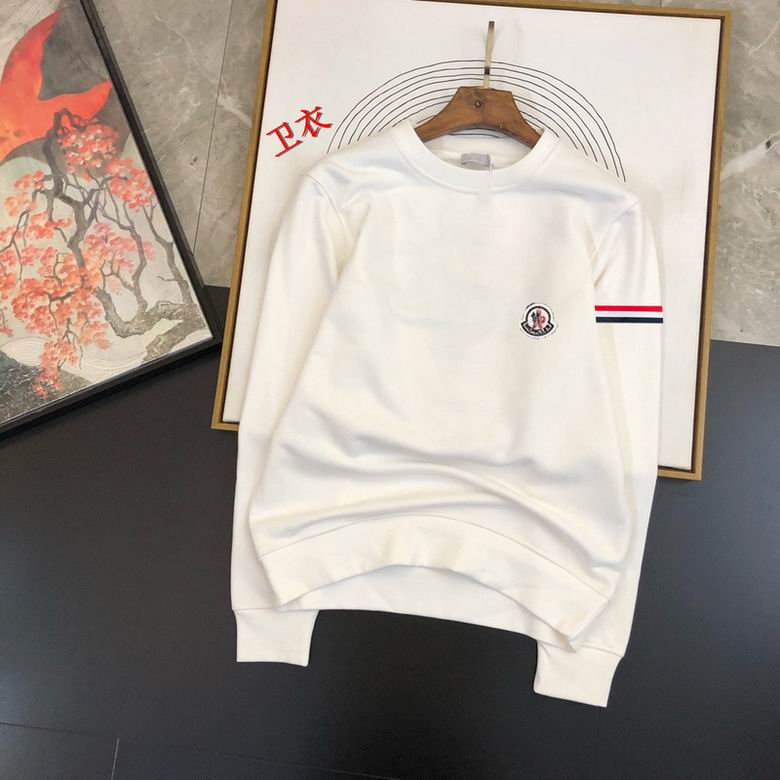 Le sweat Moncler combine élégance et confort. Son design raffiné et ses matériaux haut de gamme en font un choix incontournable pour les amateurs de mode.