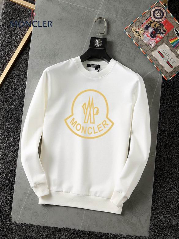 Le sweat Moncler combine élégance et confort. Son design raffiné et ses matériaux haut de gamme en font un choix incontournable pour les amateurs de mode.