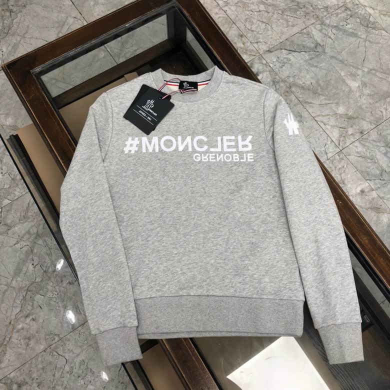 Le sweat Moncler combine élégance et confort. Son design raffiné et ses matériaux haut de gamme en font un choix incontournable pour les amateurs de mode.
