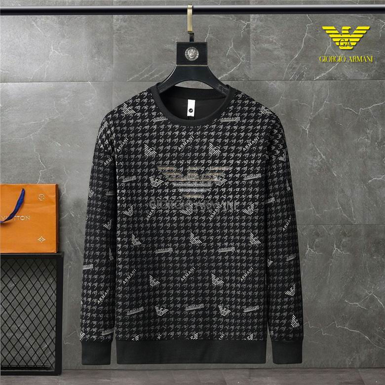 Le Sweat Armani Homme allie élégance et modernité.