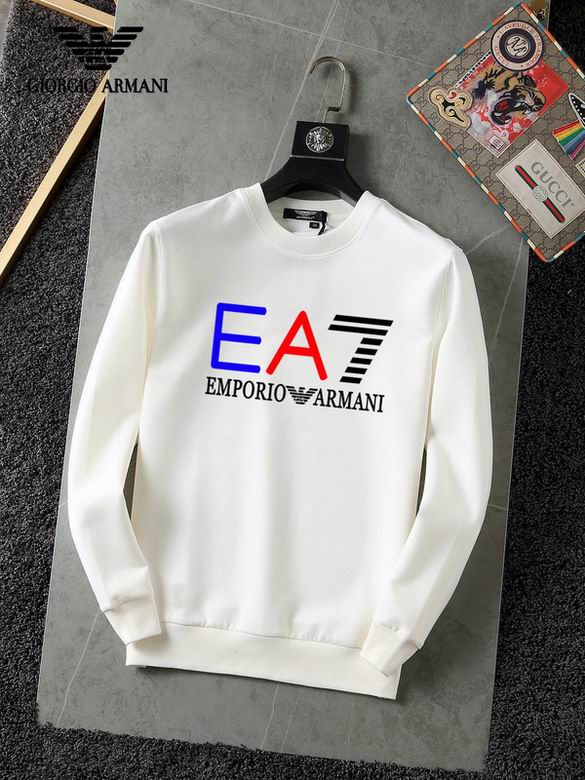 Le Sweat Armani Homme allie élégance et modernité.