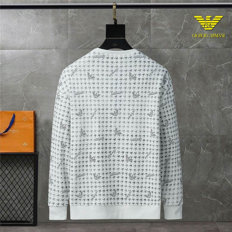 Le Sweat Armani Homme allie élégance et modernité.