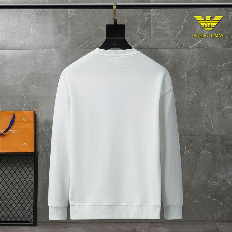 Le Sweat Armani Homme allie élégance et modernité.