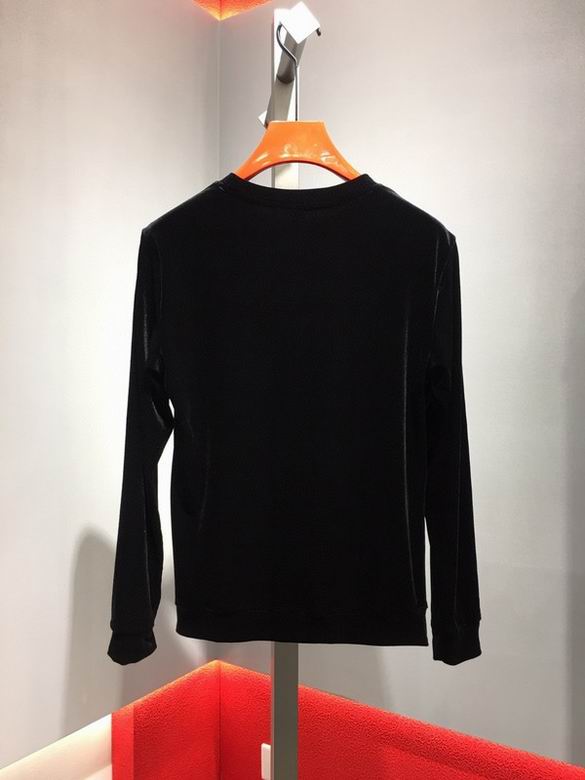 Le Sweat Armani Homme allie élégance et modernité.