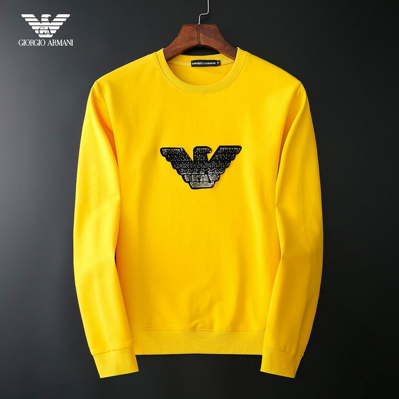 Le Sweat Armani Homme allie élégance et modernité.