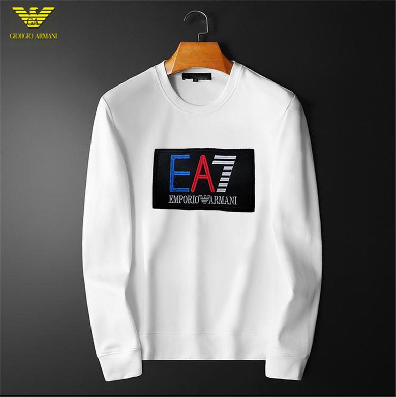 Le Sweat Armani Homme allie élégance et modernité.