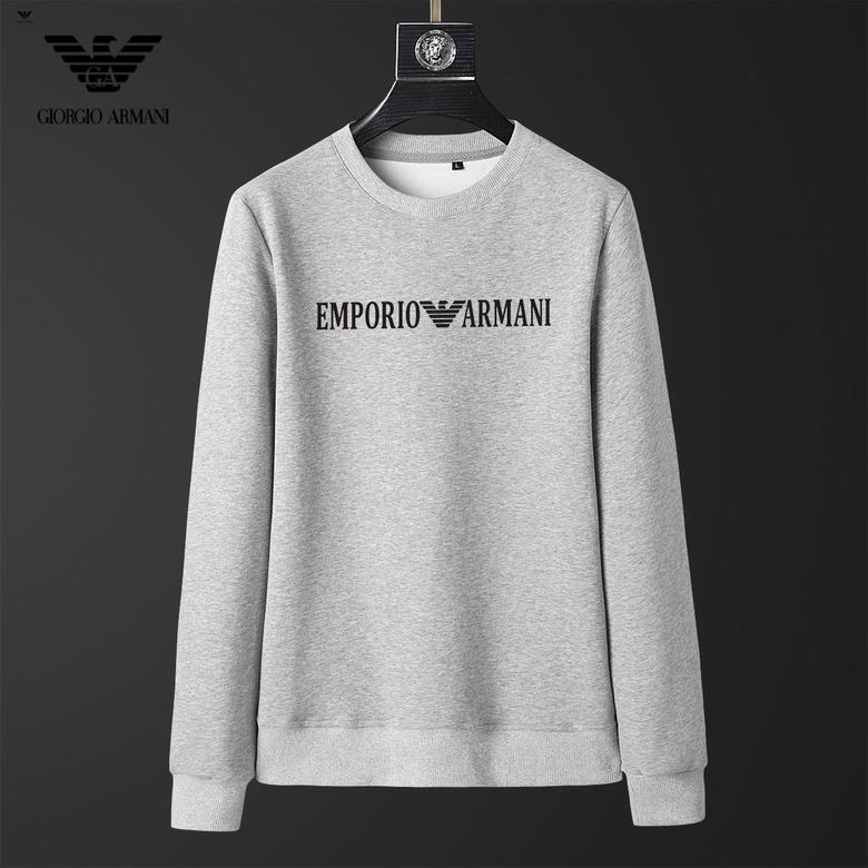 Le Sweat Armani Homme allie élégance et modernité.