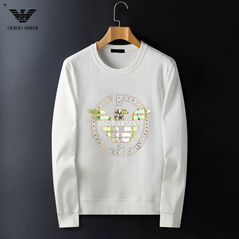 Le Sweat Armani Homme allie élégance et modernité.