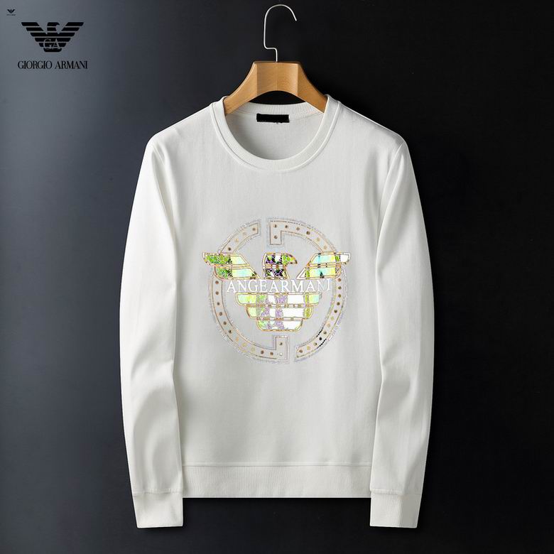 Le Sweat Armani Homme allie élégance et modernité.