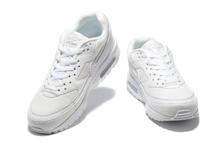 Les baskets Nike Air Max BW Femme, aussi connues sous le nom de "Big Window" en raison de leur bulle d'air plus large, incarnent un style iconique qui traverse les décennies.