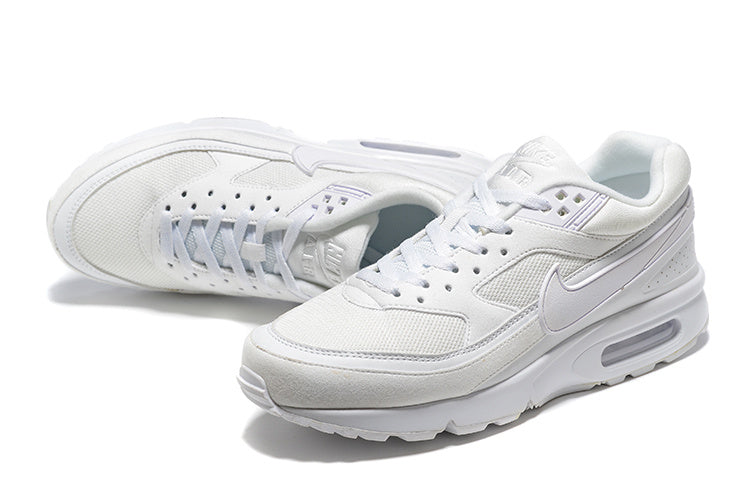Les baskets Nike Air Max BW Femme, aussi connues sous le nom de "Big Window" en raison de leur bulle d'air plus large, incarnent un style iconique qui traverse les décennies.