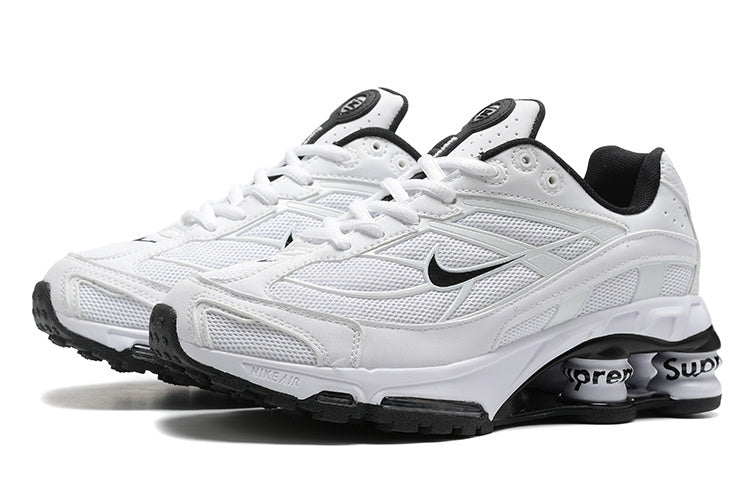 Les baskets Supreme X Nike Shox Ride 2 Femme résultent d'une collaboration emblématique entre deux géants du monde du sport et de la mode.