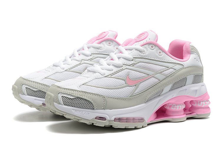 Les baskets Supreme X Nike Shox Ride 2 Femme résultent d'une collaboration emblématique entre deux géants du monde du sport et de la mode.