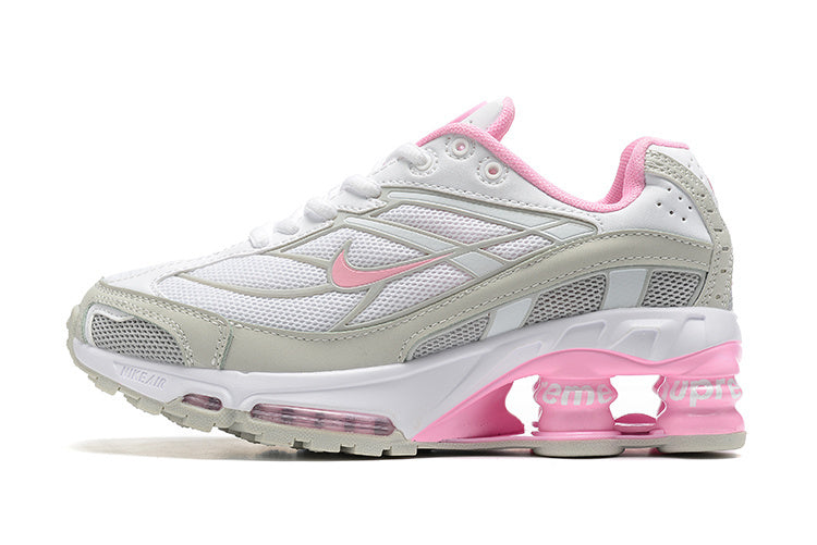 Les baskets Supreme X Nike Shox Ride 2 Femme résultent d'une collaboration emblématique entre deux géants du monde du sport et de la mode.
