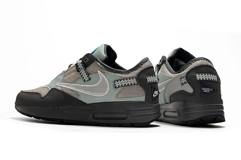 Les baskets Nike Air Max 1 Femme incarnent l’héritage emblématique de la marque Nike, combinant un design intemporel avec des touches modernes.