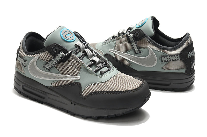 Les baskets Nike Air Max 1 Femme incarnent l’héritage emblématique de la marque Nike, combinant un design intemporel avec des touches modernes.