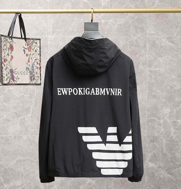 Les vestes Armani allient élégance et modernité. Leur design sophistiqué et leurs matériaux haut de gamme en font un choix incontournable.pas cher. Le moins cher.