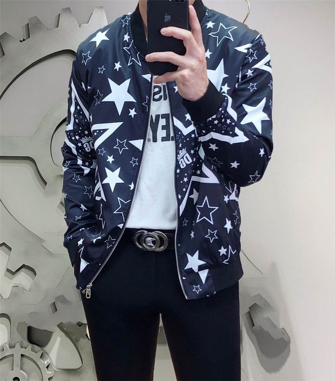 Profitez du mélange parfait de style et de fonctionnalité avec les vestes Dolce Gabbana, conçus pour ceux qui recherchent l'excellence en termes de confort et de performance.