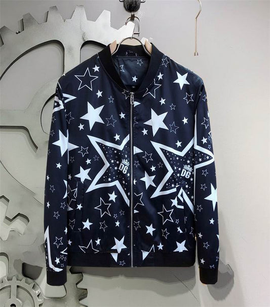 Profitez du mélange parfait de style et de fonctionnalité avec les vestes Dolce Gabbana, conçus pour ceux qui recherchent l'excellence en termes de confort et de performance.