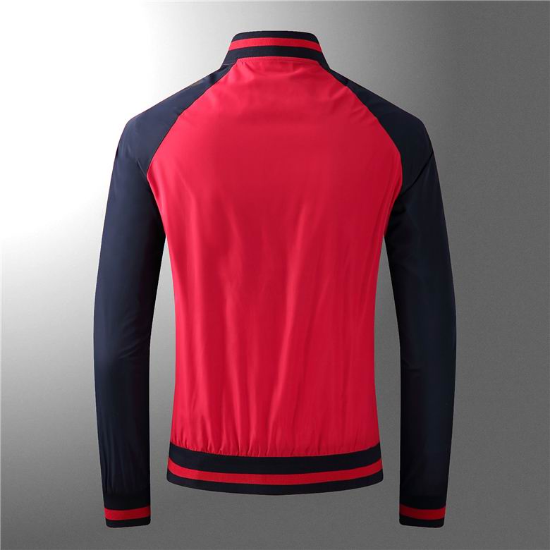 Les vestes Lacoste allient élégance et sportivité. Leur design épuré et leurs matériaux de qualité en font un choix incontournable.pas cher. Le moins cher.