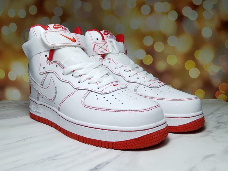 Premièrement : Les baskets Nike Air Force 1 High Femme réinventent la silhouette classique avec un design montant emblématique.