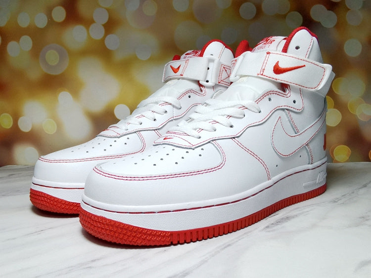 Premièrement : Les baskets Nike Air Force 1 High Femme réinventent la silhouette classique avec un design montant emblématique.