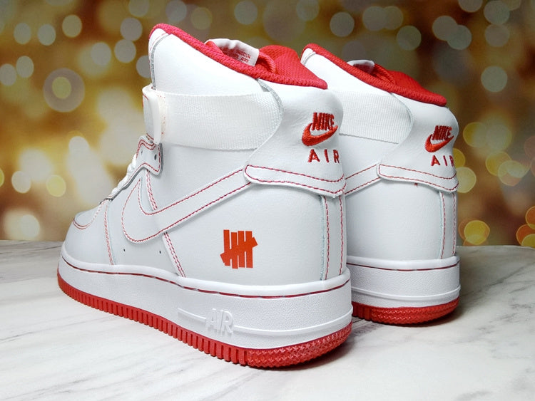 Premièrement : Les baskets Nike Air Force 1 High Femme réinventent la silhouette classique avec un design montant emblématique.