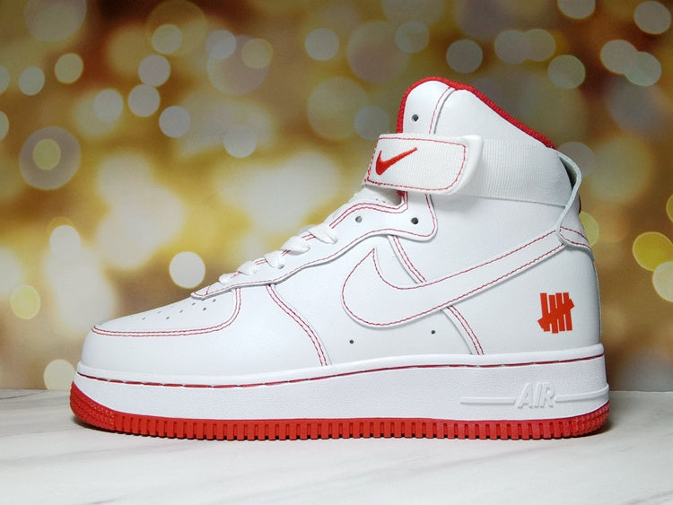 Premièrement : Les baskets Nike Air Force 1 High Femme réinventent la silhouette classique avec un design montant emblématique.