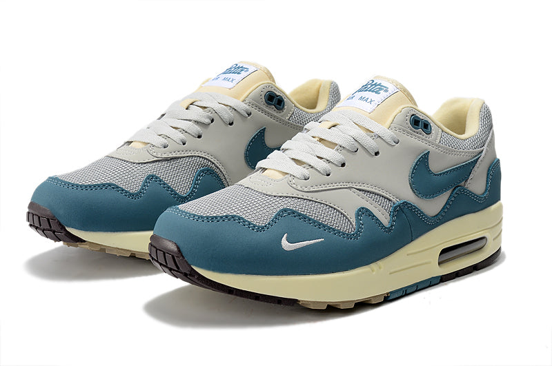 Les baskets Nike Air Max 1 Femme incarnent l’héritage emblématique de la marque Nike, combinant un design intemporel avec des touches modernes.