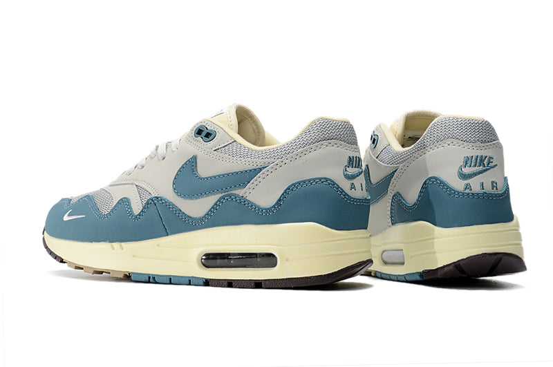Les baskets Nike Air Max 1 Femme incarnent l’héritage emblématique de la marque Nike, combinant un design intemporel avec des touches modernes.