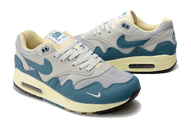 Les baskets Nike Air Max 1 Femme incarnent l’héritage emblématique de la marque Nike, combinant un design intemporel avec des touches modernes.