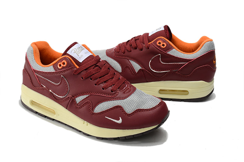 Les baskets Nike Air Max 1 Femme incarnent l’héritage emblématique de la marque Nike, combinant un design intemporel avec des touches modernes.