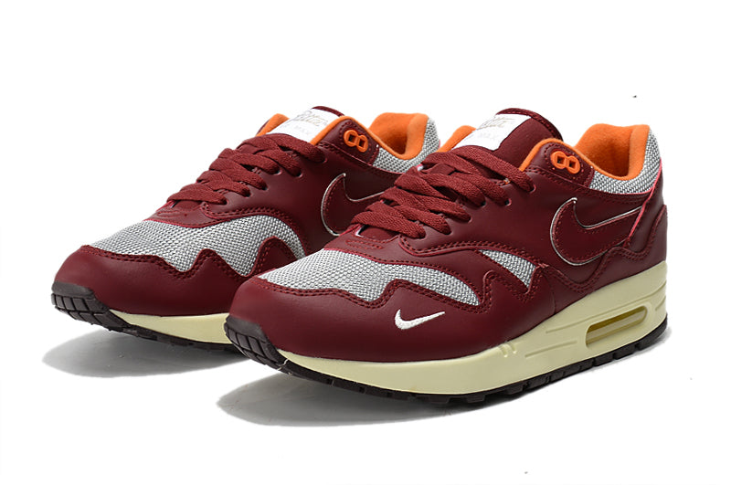 Les baskets Nike Air Max 1 Femme incarnent l’héritage emblématique de la marque Nike, combinant un design intemporel avec des touches modernes.