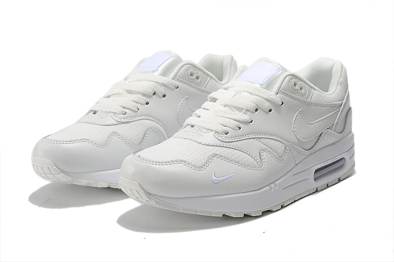 Les baskets Nike Air Max 1 Femme incarnent l’héritage emblématique de la marque Nike, combinant un design intemporel avec des touches modernes.