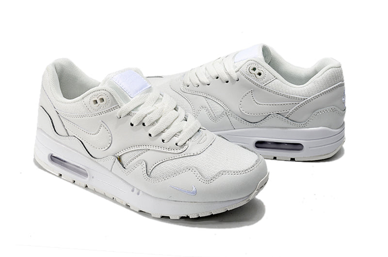 Les baskets Nike Air Max 1 Femme incarnent l’héritage emblématique de la marque Nike, combinant un design intemporel avec des touches modernes.