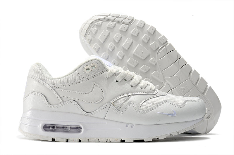 Les baskets Nike Air Max 1 Femme incarnent l’héritage emblématique de la marque Nike, combinant un design intemporel avec des touches modernes.