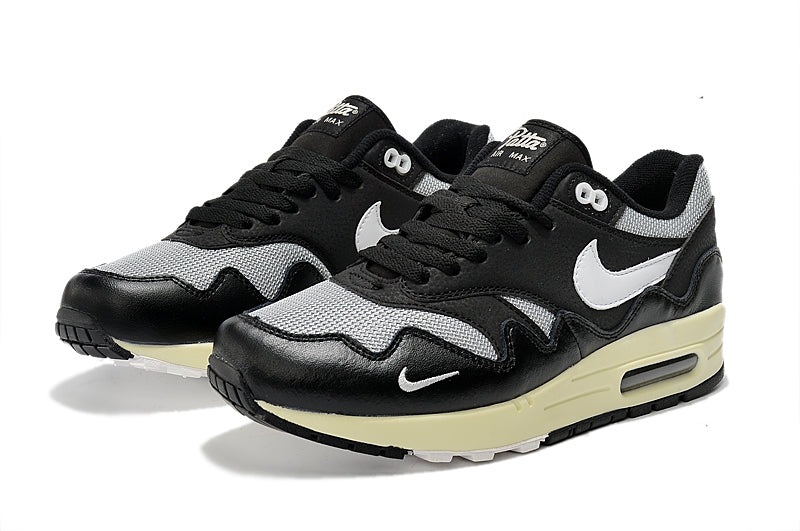 Les baskets Nike Air Max 1 Femme incarnent l’héritage emblématique de la marque Nike, combinant un design intemporel avec des touches modernes.