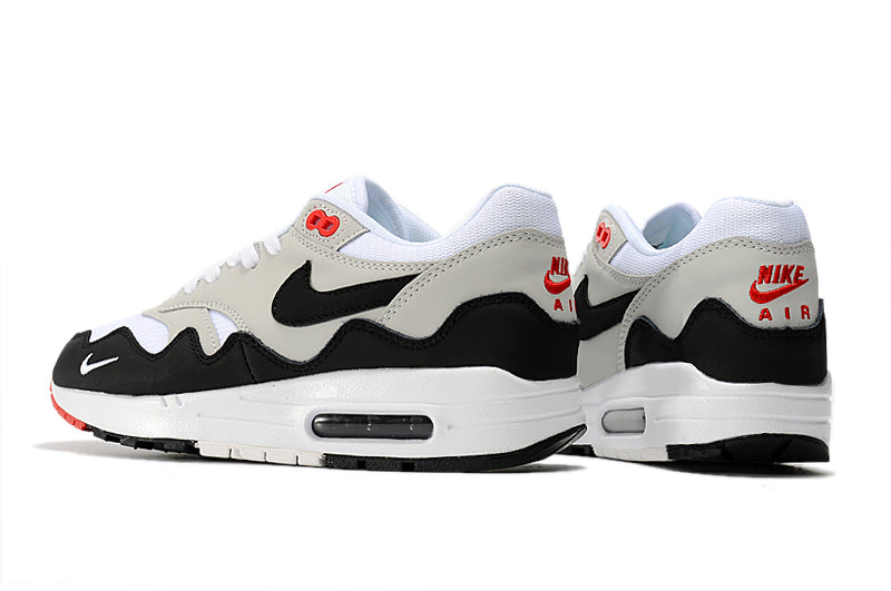 Les baskets Nike Air Max 1 Femme incarnent l’héritage emblématique de la marque Nike, combinant un design intemporel avec des touches modernes.