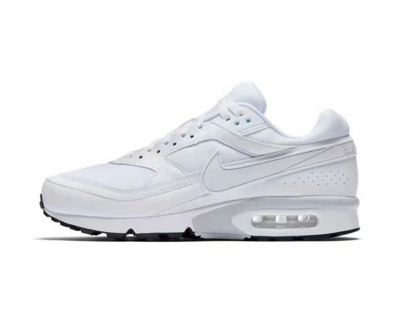 Les baskets Nike Air Max BW Femme, aussi connues sous le nom de "Big Window" en raison de leur bulle d'air plus large, incarnent un style iconique qui traverse les décennies.
