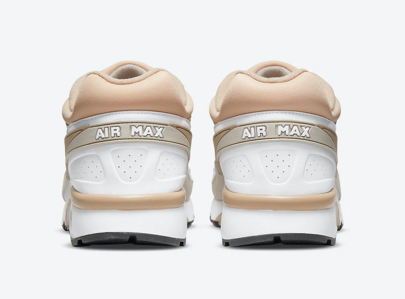 Les baskets Nike Air Max BW Femme, aussi connues sous le nom de "Big Window" en raison de leur bulle d'air plus large, incarnent un style iconique qui traverse les décennies.
