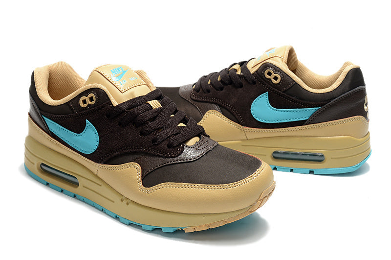 Les baskets Nike Air Max 1 Femme incarnent l’héritage emblématique de la marque Nike, combinant un design intemporel avec des touches modernes.