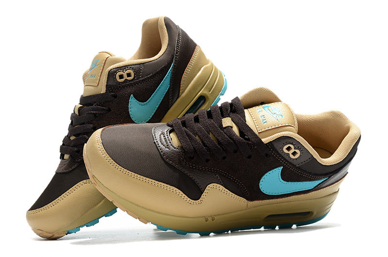 Les baskets Nike Air Max 1 Femme incarnent l’héritage emblématique de la marque Nike, combinant un design intemporel avec des touches modernes.