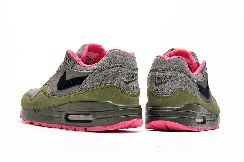 Les baskets Nike Air Max 1 Femme incarnent l’héritage emblématique de la marque Nike, combinant un design intemporel avec des touches modernes.