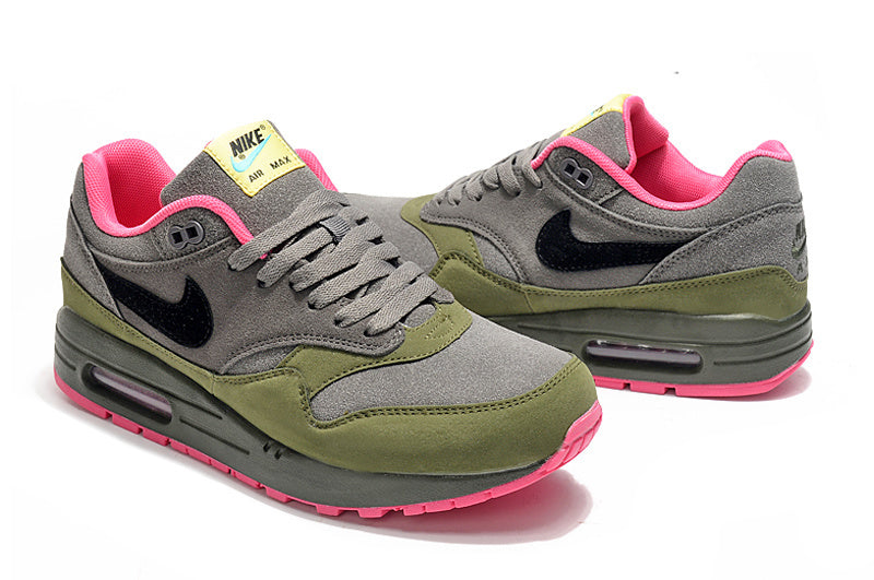 Les baskets Nike Air Max 1 Femme incarnent l’héritage emblématique de la marque Nike, combinant un design intemporel avec des touches modernes.